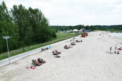 Nowe leżaki i lampy solarne nad zalewem w Ligocie Górnej