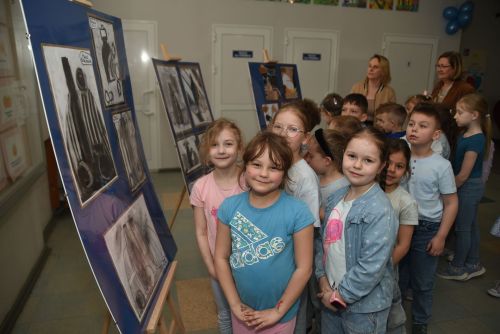 Wyjątkowa Wystawa i Obchody Światowego Dnia Świadomości Autyzmu w Publicznej Szkole Podstawowej nr 5 z Oddziałami...