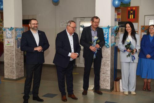 Wyjątkowa Wystawa i Obchody Światowego Dnia Świadomości Autyzmu w Publicznej Szkole Podstawowej nr 5 z Oddziałami...