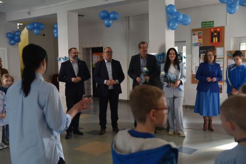 Wyjątkowa Wystawa i Obchody Światowego Dnia Świadomości Autyzmu w Publicznej Szkole Podstawowej nr 5 z Oddziałami...