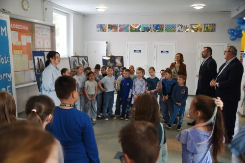 Wyjątkowa Wystawa i Obchody Światowego Dnia Świadomości Autyzmu w Publicznej Szkole Podstawowej nr 5 z Oddziałami...