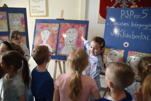 Wyjątkowa Wystawa i Obchody Światowego Dnia Świadomości Autyzmu w Publicznej Szkole Podstawowej nr 5 z Oddziałami...