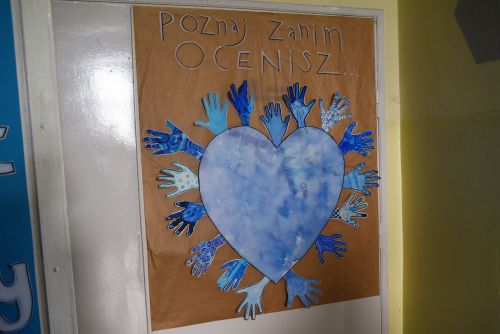 Wyjątkowa Wystawa i Obchody Światowego Dnia Świadomości Autyzmu w Publicznej Szkole Podstawowej nr 5 z Oddziałami...