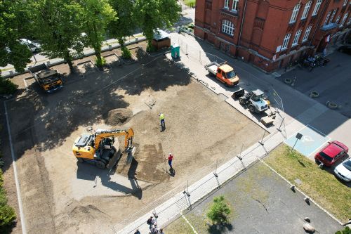 Prace związane z utwardzeniem terenu i remontem odwodnienia