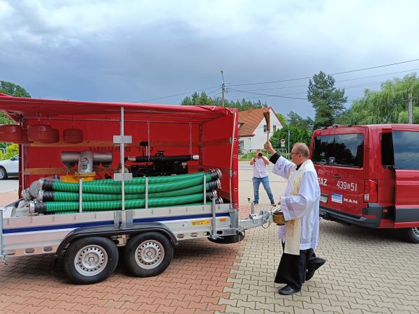 przekazanie nowego samochodu ratowniczego i agregatu pompowego dla OSP Biadacz