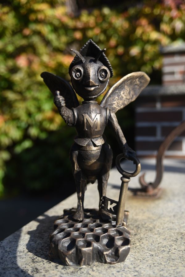 odsłonięcie pszczółki przy muzeum