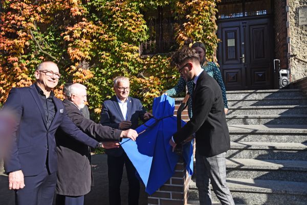 odsłonięcie pszczółki przy muzeum