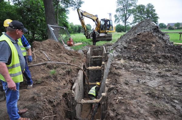 Trwa budowa sieci kanalizacji sanitarnej w Kujakowicach Dolnych i Gotartowie 